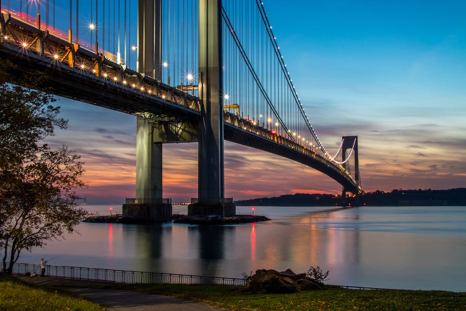 Touristen lieben die Brooklyn Bridge wegen ihrer malerischen Aussicht und interessanten Geschichte.