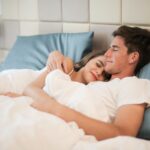 männer lieben erotische Spiele im Bett mit Frauen